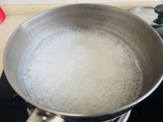 皮蛋火腿粥,大火煮沸转中小火慢煮二十分钟，期间用汤勺搅拌数次，防止粘锅底