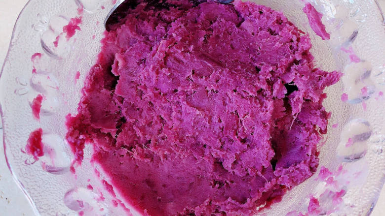 紫薯夹心蛋糕,将紫薯馅儿拌匀待用。
