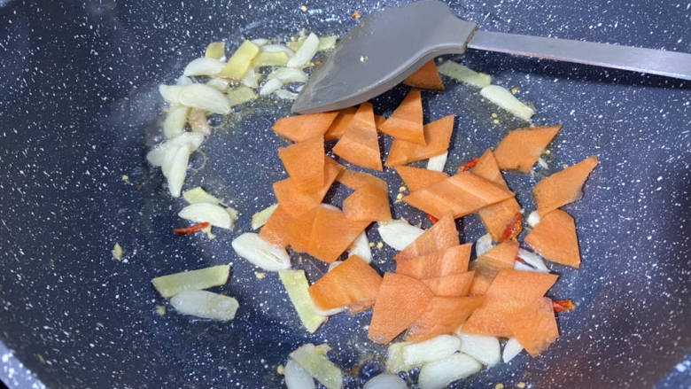 包菜胡萝卜炒鸡蛋,加入胡萝卜，中火翻炒一分钟