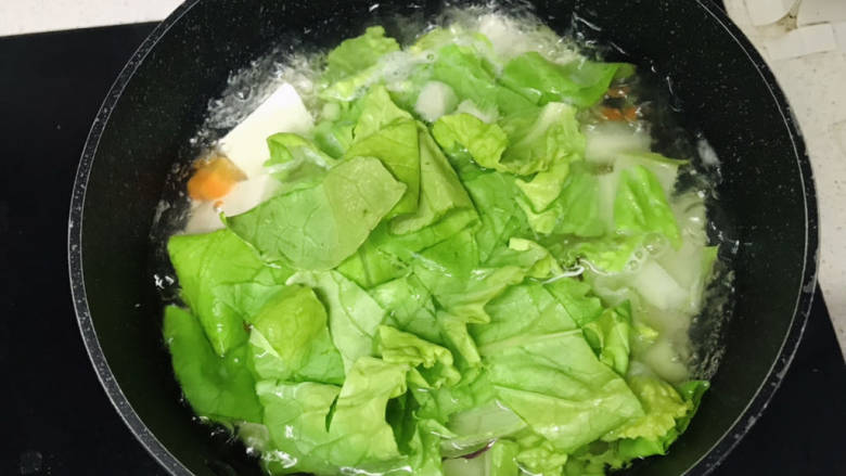 豆腐蛋花汤,加入小白菜煮50秒；
