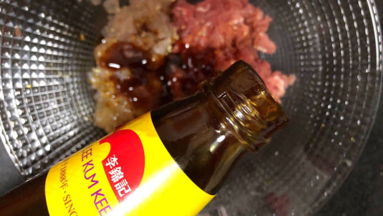 鲜虾猪肉馄炖,加<a style='color:red;display:inline-block;' href='/shicai/ 721'>蚝油</a>、油