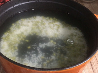 绿豆南瓜粥,加入10倍的清水