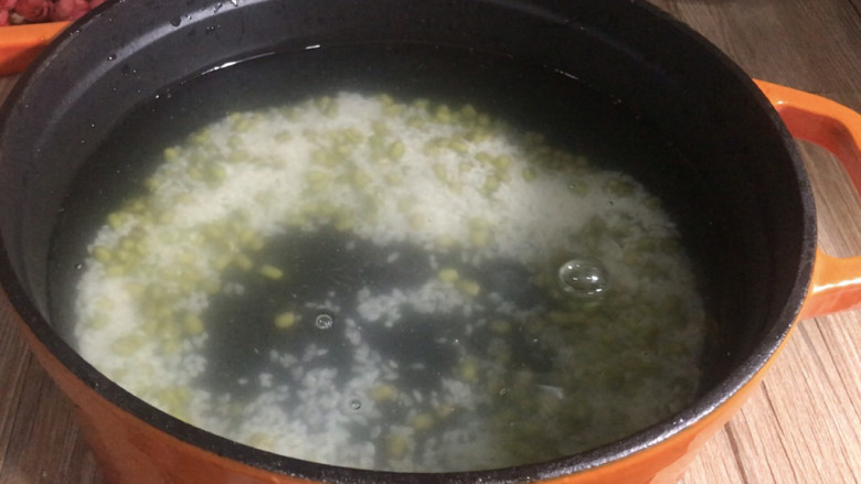 绿豆南瓜粥,加入10倍的清水