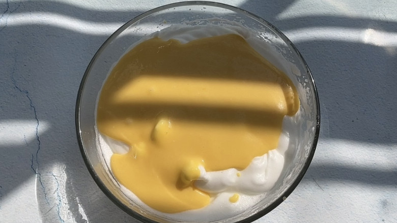 奶冻卷,再把搅匀的蛋黄液倒入打发好的蛋白中