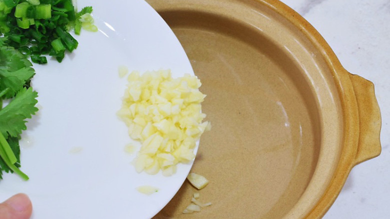 酸汤粉,取一个大碗：加入蒜末