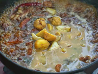 板栗排骨煲,排骨炖至约八分熟时放入板栗，继续炖煮二十分钟左右。