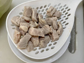 梨子炖肉➕银耳雪梨煲瘦肉,焯水2分钟，捞出，温水洗净沥水备用