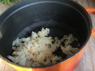 银耳双米粥,把浸泡好的银耳洗净，撕碎放入炖锅中