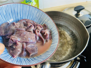 青菜猪肝汤,锅中加入适量清水大火烧开，放入猪肝焯烫一下