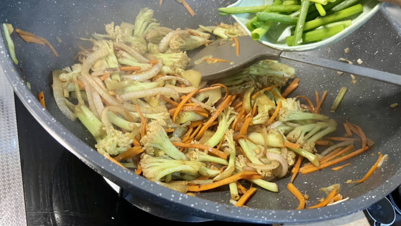 椒盐花菜,出锅前加入葱叶，翻炒均匀即可出锅