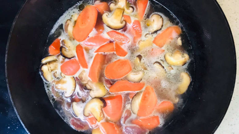 香菇板栗焖饭,加一碗清水，煮沸即可关火