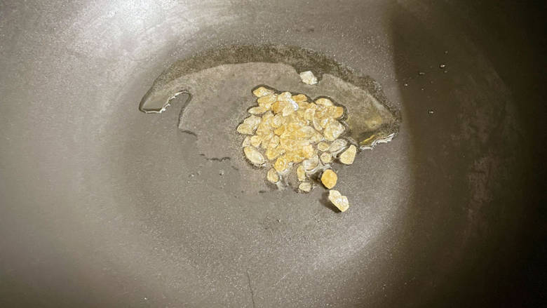 酱焖鸡块,锅中倒入适量的食用油烧热，放入冰糖小火炒至冰糖融化变成焦黄色
