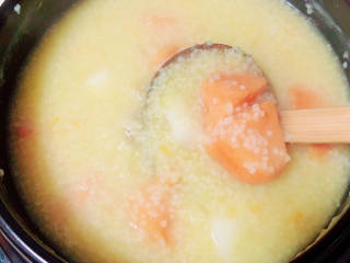 牛奶番薯粥,中小火熬煮十五分钟，是不是搅拌，避免糊底。