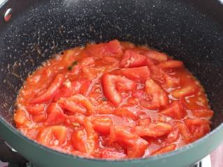 虾滑汤,起油锅烧热放入葱花和蒜末小火炒香，下番茄块炒出汤汁，再加两勺番茄酱翻炒均匀。