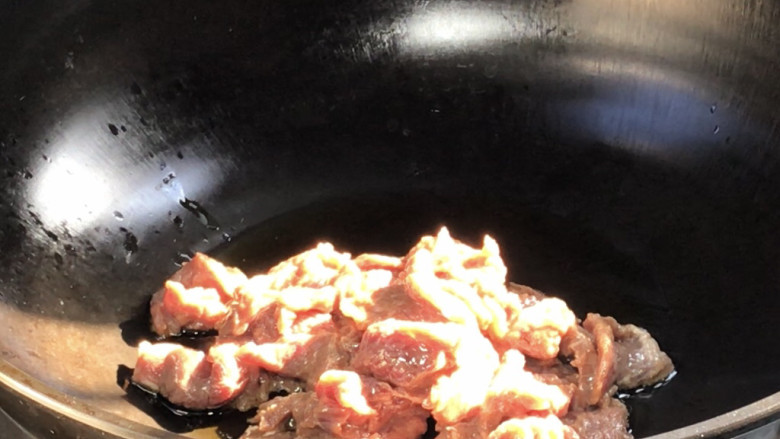 酸辣椒炒牛肉,起锅热油，放入牛肉煸炒至变色