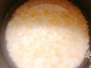 香菇板栗焖饭,将两种米放入锅中淘洗干净，加入清水（比平常煮饭的水少一点，香菇会出点水）