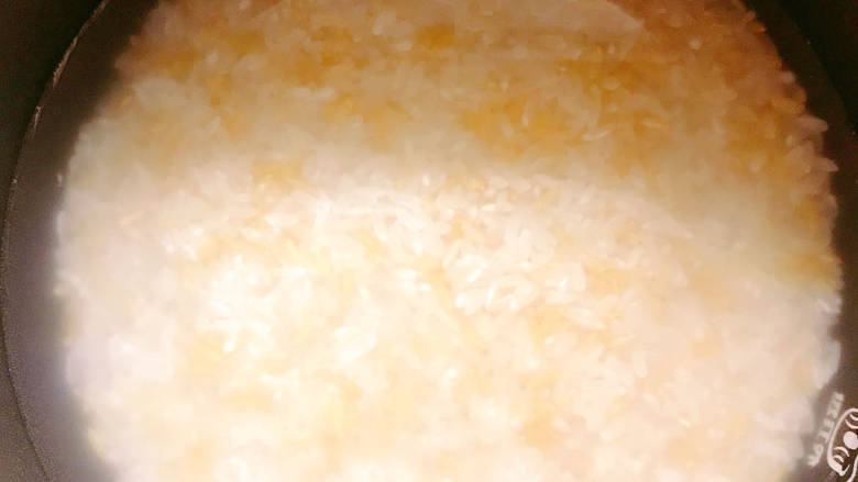 香菇板栗焖饭,将两种米放入锅中淘洗干净，加入清水（比平常煮饭的水少一点，香菇会出点水）