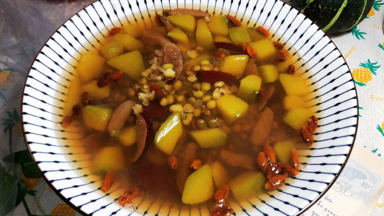 绿豆南瓜粥➕绿豆红枣南瓜粥,成品，这道粥做法简单，香甜清火，很适合夏日食用，喜欢的小可爱一起来试试吧😄