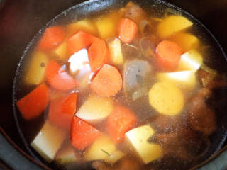 芋头焖牛腩,放入芋头和胡萝卜，炖煮15分钟。