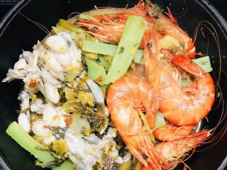 酸菜海鲜锅,将莴笋和虾倒入田鸡锅中，盖上锅盖焖3分钟