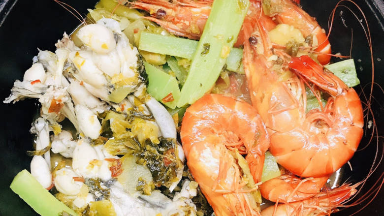 酸菜海鲜锅,将莴笋和虾倒入田鸡锅中，盖上锅盖焖3分钟