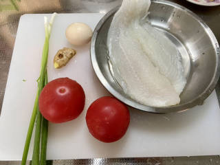 番茄炒鱼片,食材合照：龙利鱼一块约350g，番茄两个，小葱两根，姜一块，鸡蛋一个