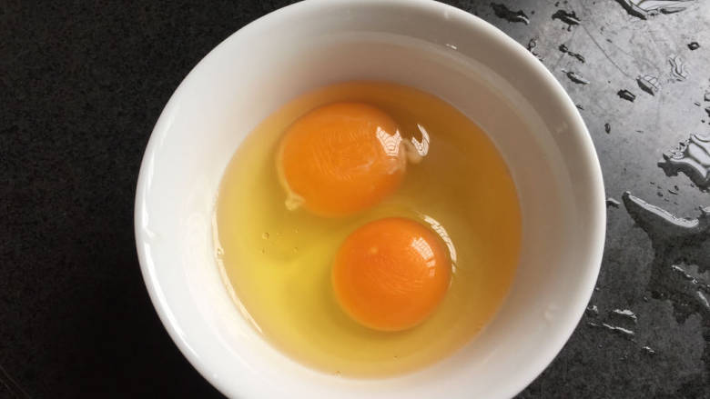 鸡蛋配蒜苔,鸡蛋磕碗里