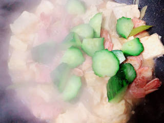 虾仁豆腐煲,加入黄瓜翻炒均匀，加了黄瓜清香入味。