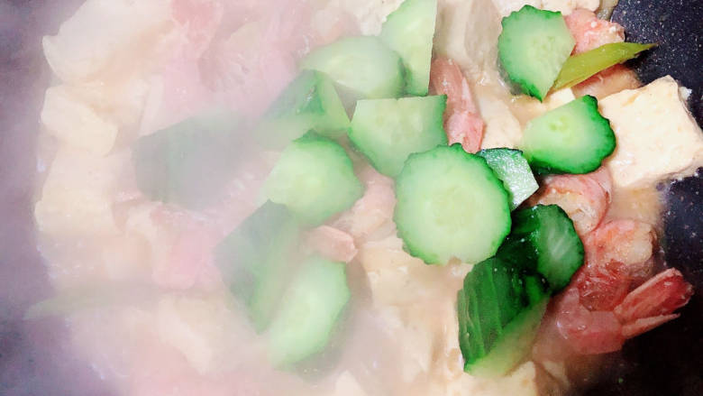 虾仁豆腐煲,加入黄瓜翻炒均匀，加了黄瓜清香入味。