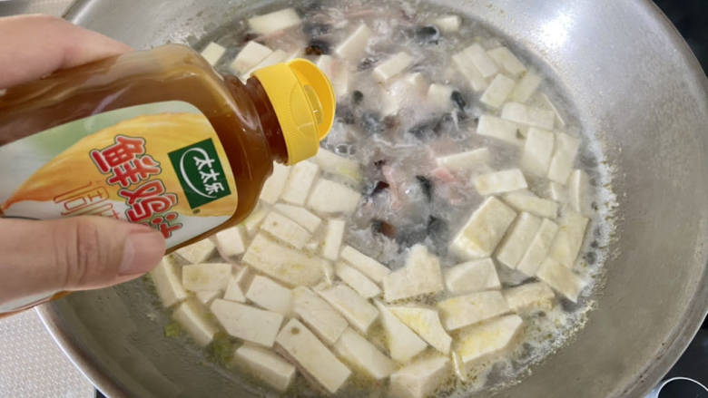 皮蛋豆腐汤,转小火，加入一茶匙太太乐鸡汁