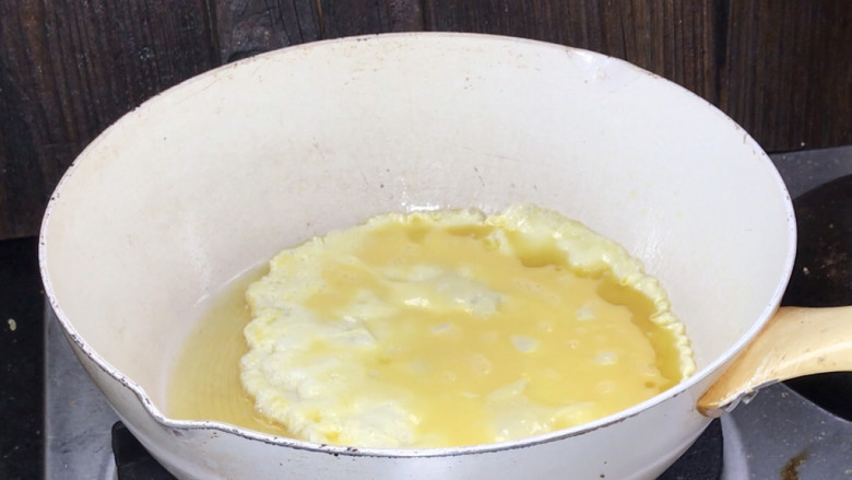 南瓜炒鸡蛋,起锅热油，放入蛋液，炒熟后盛出备用