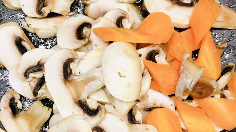 #闹元宵#白蘑菇炒肉片,放入白蘑菇和胡萝卜翻炒2分钟