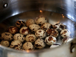 鹌鹑蛋红烧肉,将鹌鹑蛋用水煮大概8分钟，也就是水开后煮5～8分钟。