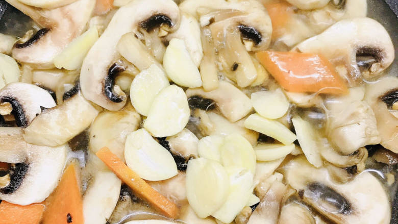 #闹元宵#白蘑菇炒肉片,加入少许清水、蒜片