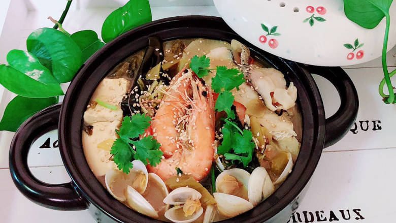 酸菜海鲜锅,爱吃川菜的有福气了，迫不及待，吃起来吧。