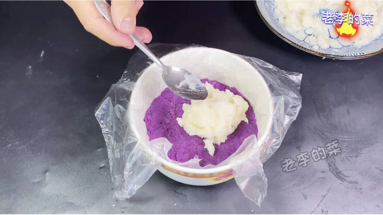 酸奶芝士双色凉糕教程,山药泥放入紫薯上