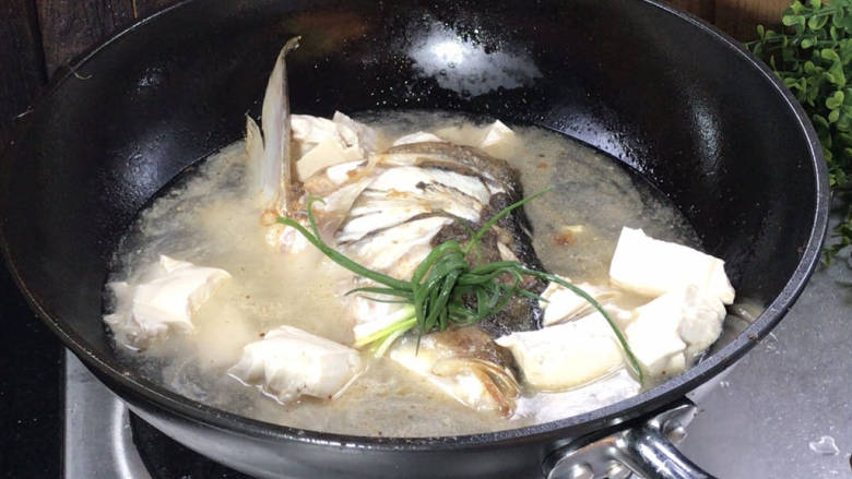 鱼头炖汤,加入适量清水、豆腐、葱结