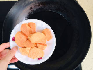 红薯栗子糖水,锅里加水煮开，加入红薯块