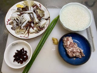 蟹肉粥,食材合照：梭子蟹块半斤，肉末80g，米120g，枸杞少许，小葱一根，姜一小块