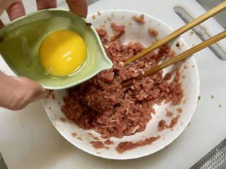 牛肉丸子汤➕生菜平菇牛肉丸子汤,然后加入少许蛋清再顺着一个方向拌匀