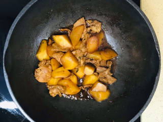 白萝卜炖猪肉,加少许清水，慢火一直炖煮至汤汁收干，就可以关火了