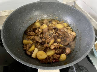 土豆香菇焖鸡,开盖，转中大火收汁