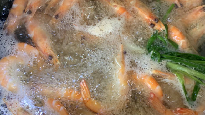 白灼虾,水开后放入虾，煮4分钟捞出