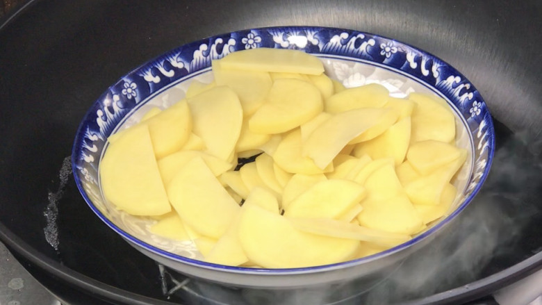 燕子归巢,土豆去皮洗净，切成小块放入开水锅中蒸熟，（约15分钟）取出备用