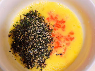秋葵鸡蛋卷,放入胡萝卜丁、海苔芝麻碎、盐、味极鲜酱油。