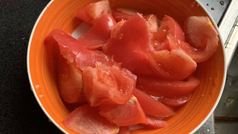 番茄玉菇烩年糕,切小块