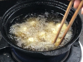 奶黄馅泡泡糕,定型后再用筷子轻轻搅拌散开