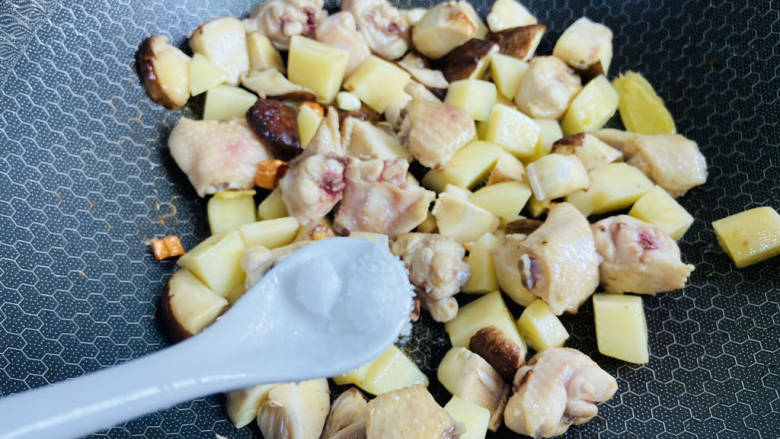 土豆香菇焖鸡,根据个人口味加入适量盐