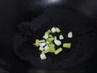 茄汁花菜,锅中倒入适量油烧热后倒入葱段