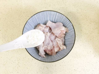 土豆香菇焖鸡,鸡腿洗净，控干水分，加盐和淀粉